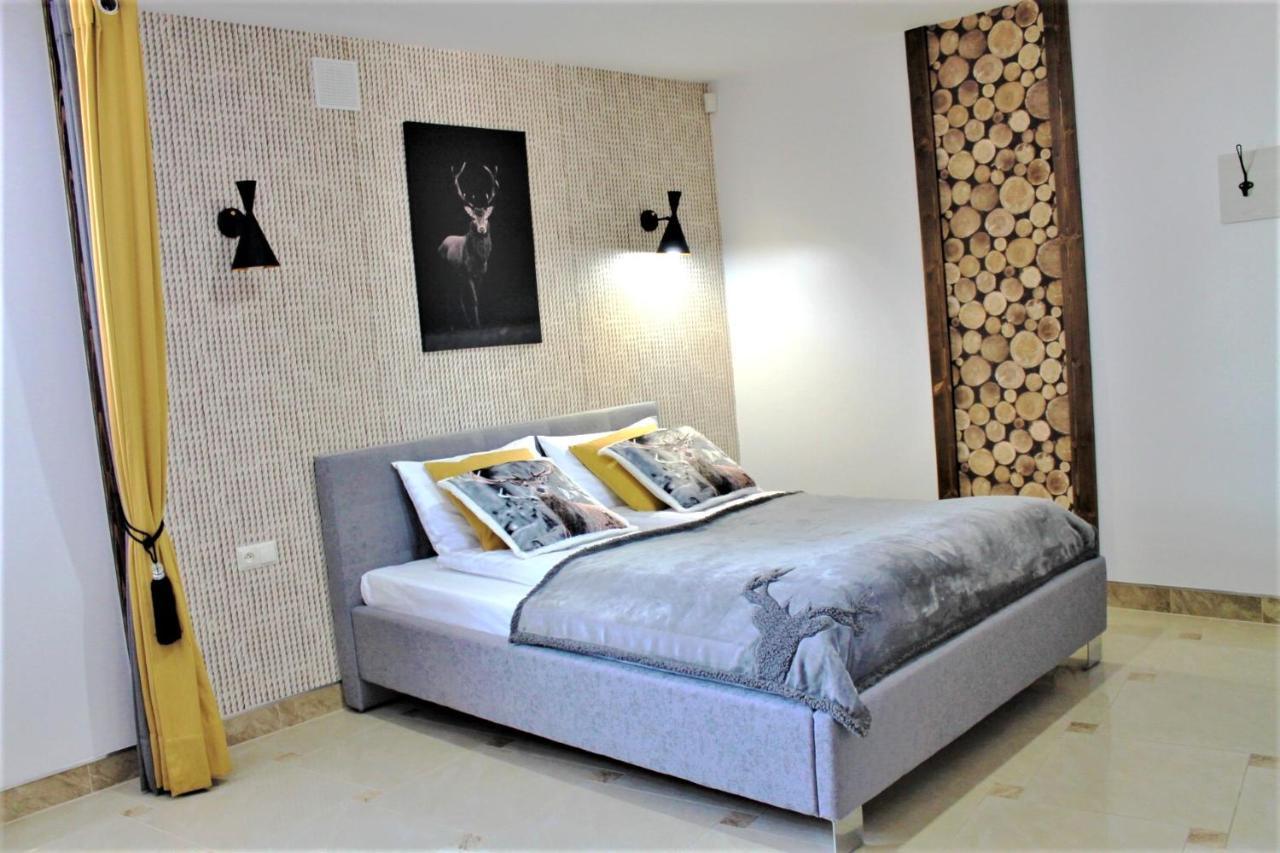 Bialy Jelen Z Basenem I Jacuzzi Bed & Breakfast Ostrowsko Exterior foto