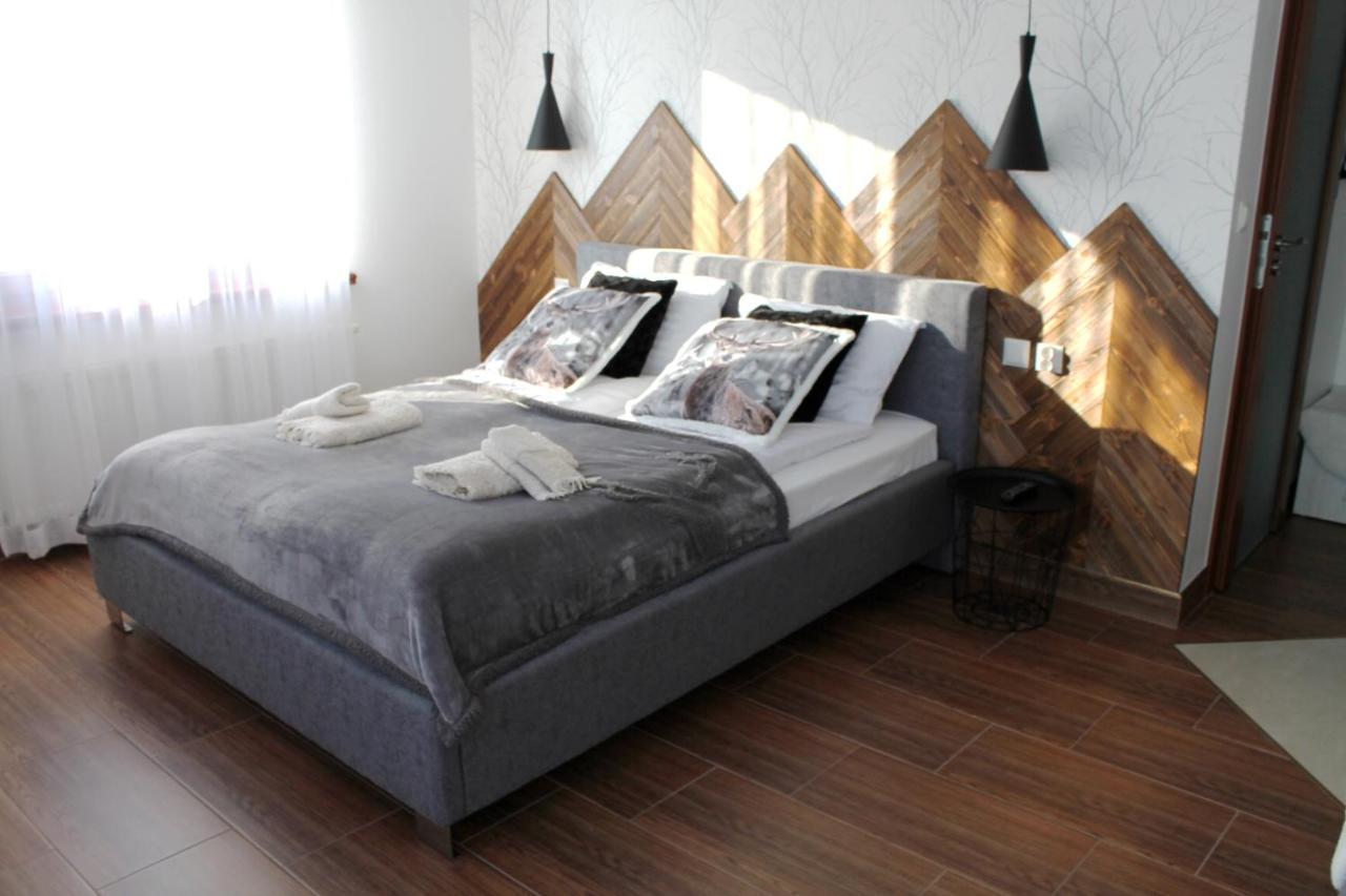 Bialy Jelen Z Basenem I Jacuzzi Bed & Breakfast Ostrowsko Exterior foto