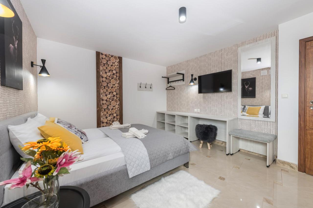 Bialy Jelen Z Basenem I Jacuzzi Bed & Breakfast Ostrowsko Exterior foto
