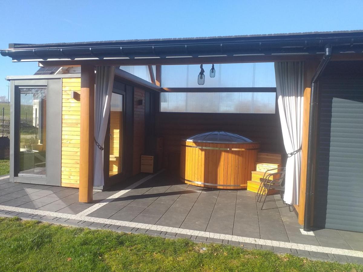 Bialy Jelen Z Basenem I Jacuzzi Bed & Breakfast Ostrowsko Exterior foto